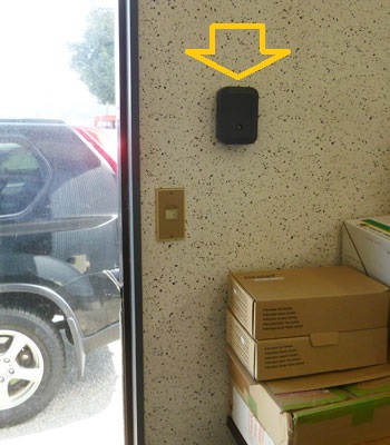 雷神用無線式赤外線センサーを事務所に取り付けた写真